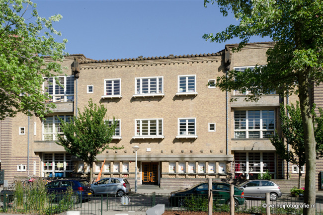 De voormalige Montessori kleuterschool, één van de vier scholen op het Hygiëaplein.
              <br/>
              Annemarieke Verheij, 2015-07-06
